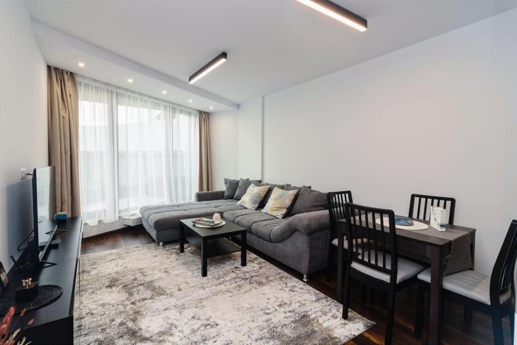 Georgi's 1 Bedroom Quiet With Garage *