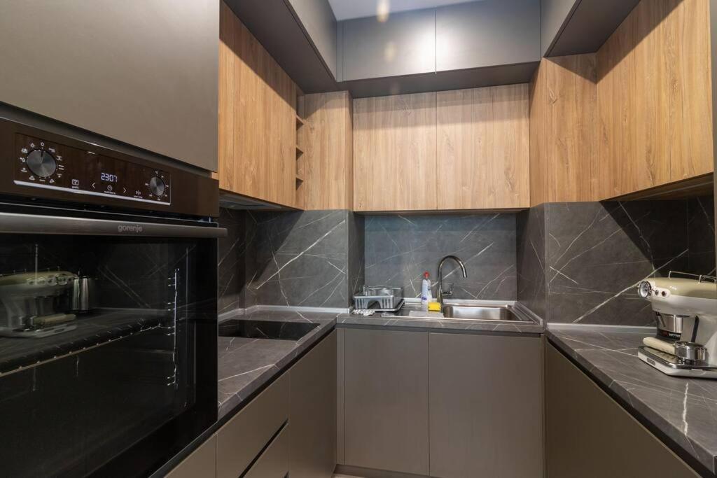 Georgi's 1 Bedroom Quiet With Garage Apartament